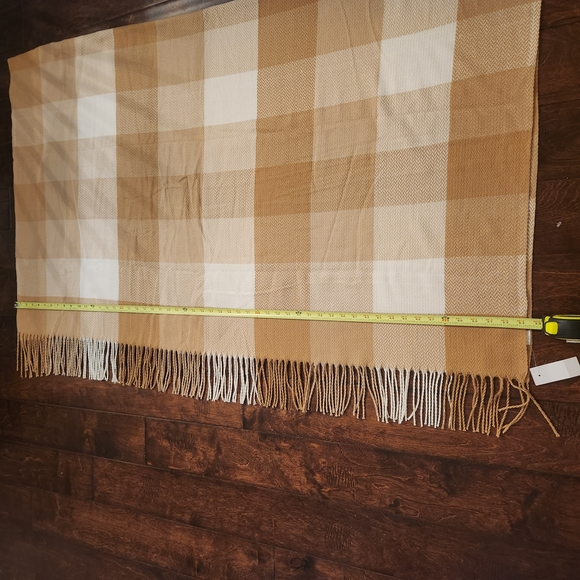 LOFT Tan and Cream Cozy Soft Throw Blanket 106x62 - Picture 2 of 6